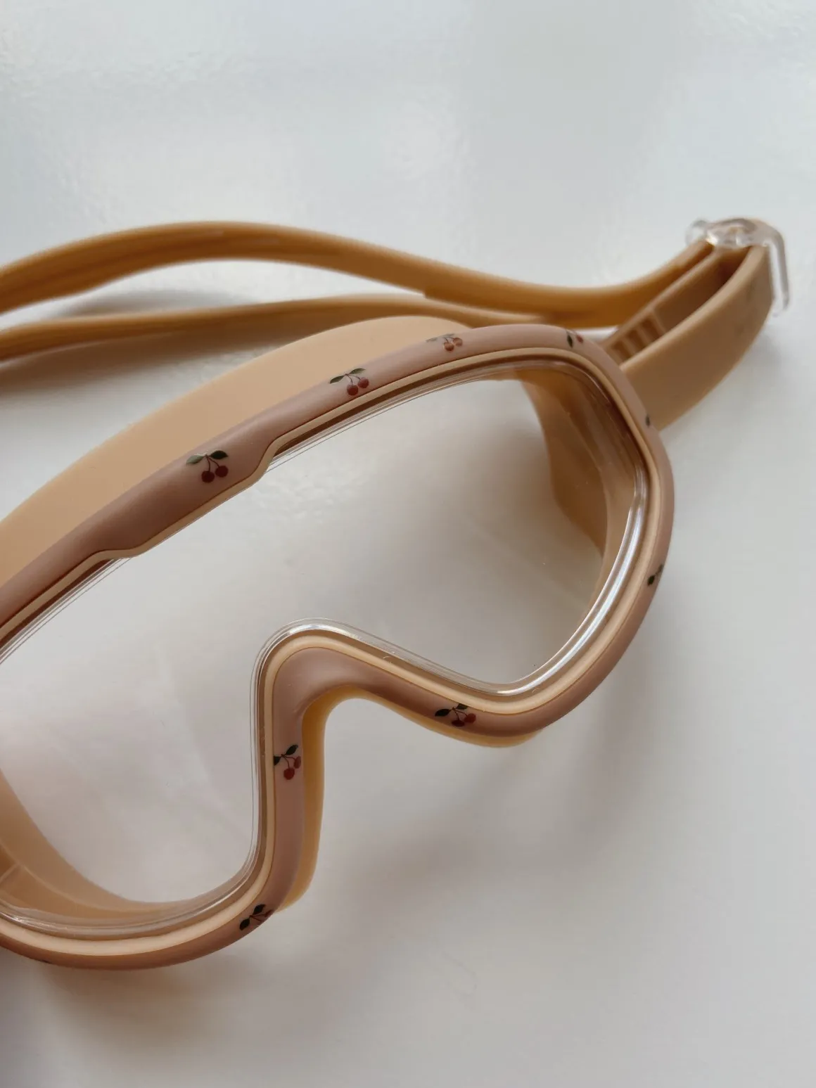 Molly Beach Goggles | Cherry