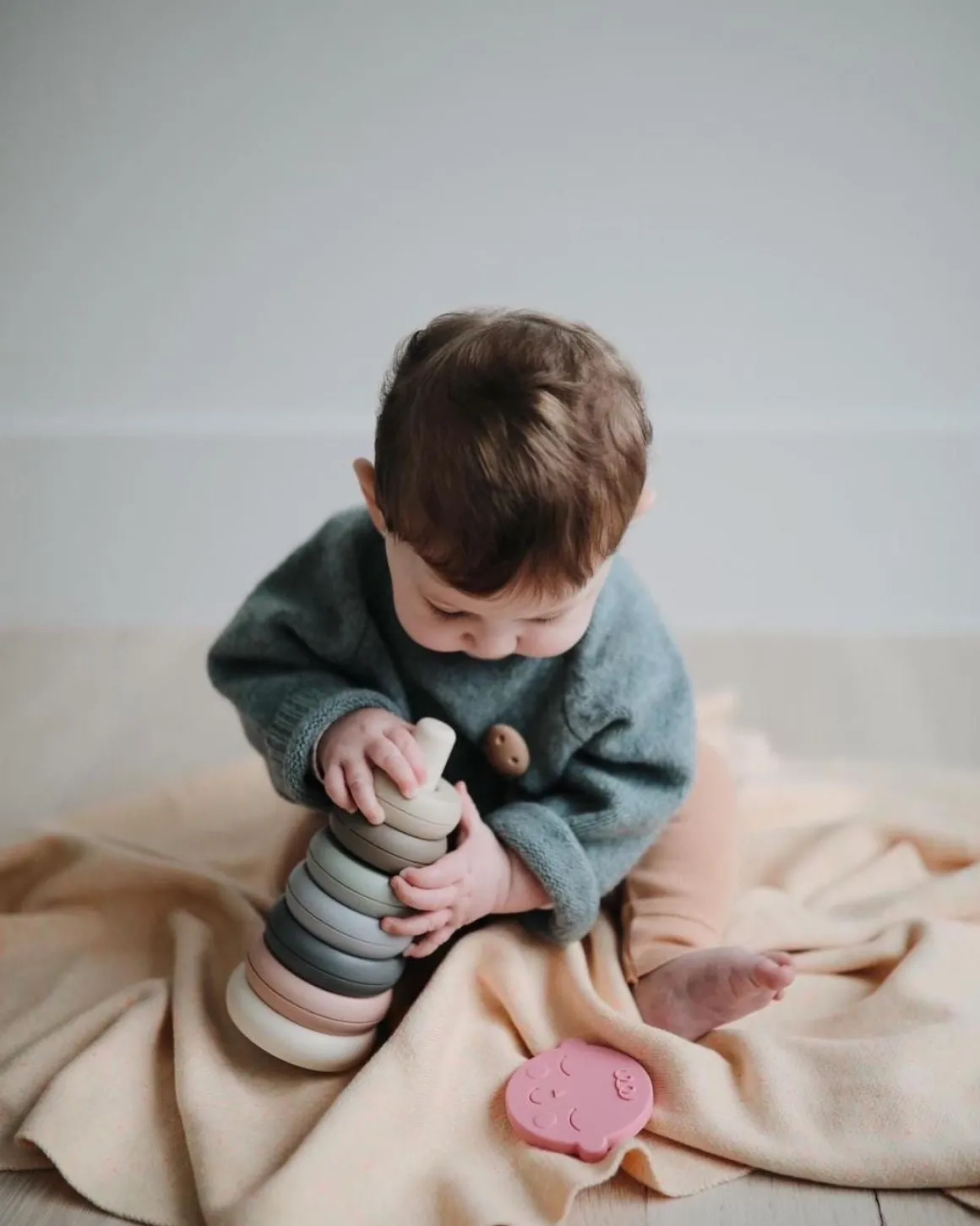 Mushie Face Teether | Bubble Gum